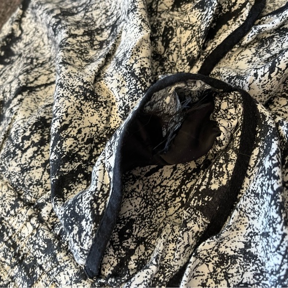 2 pairs ladies shorts- 1- black & white: 1 green & blue - Picture 6 of 7